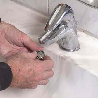 Kalk på kran: Fjern delene når de er løsnet Kalk på kran: Fjern delene når de er løsnet